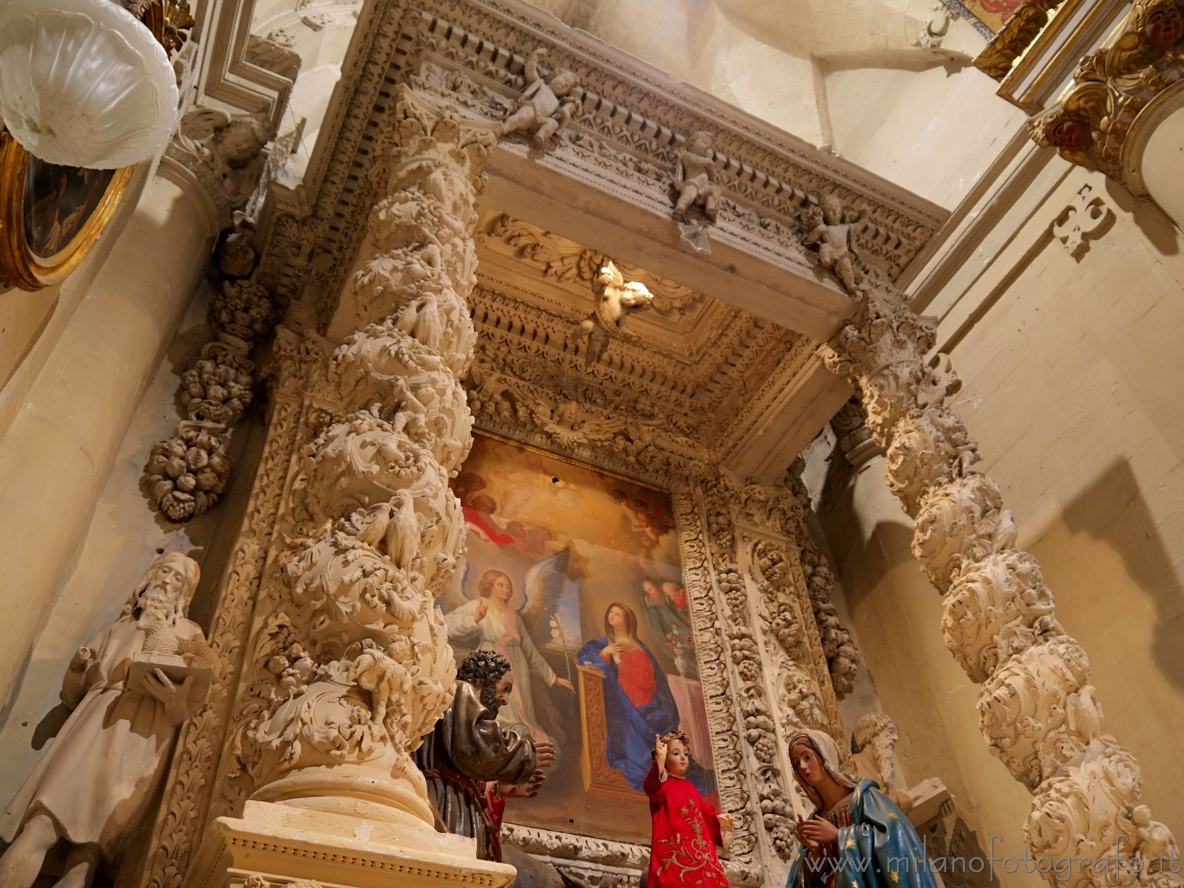 Lecce - Altare con scena della natività nel Duomo